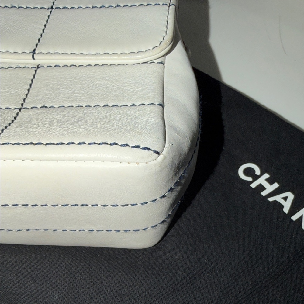 Chanel White and Black Grid Shoulder Bag - Picture 4 of 11